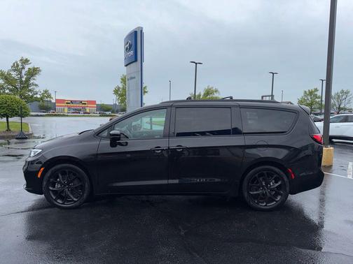 Brilliant Black Crystal Pearlcoat 2023 Chrysler Pacifica Limited