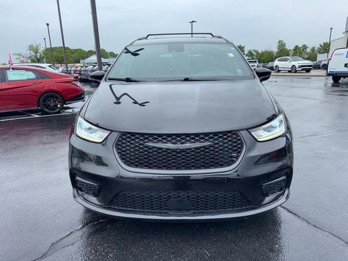 Brilliant Black Crystal Pearlcoat 2023 Chrysler Pacifica Limited