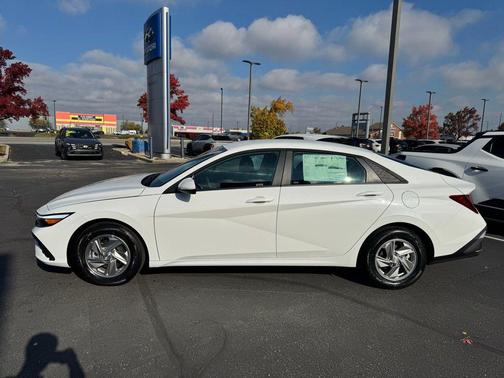 2026 Hyundai ELANTRA SE