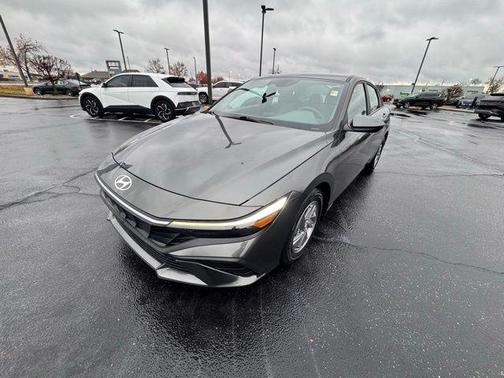 2024 Hyundai ELANTRA SE