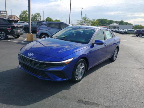 2024 Hyundai ELANTRA SE