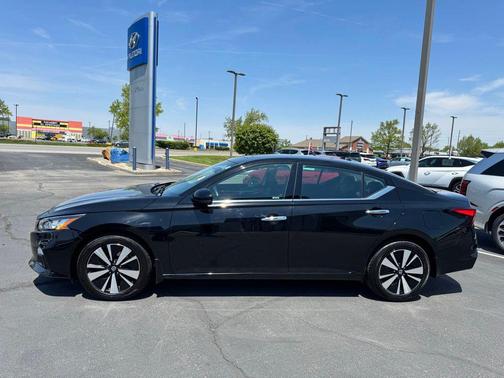 Super Black 2019 Nissan Altima 2.5 SV