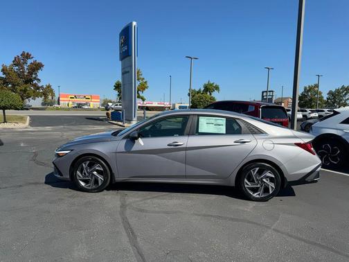 2025 Hyundai ELANTRA Limited