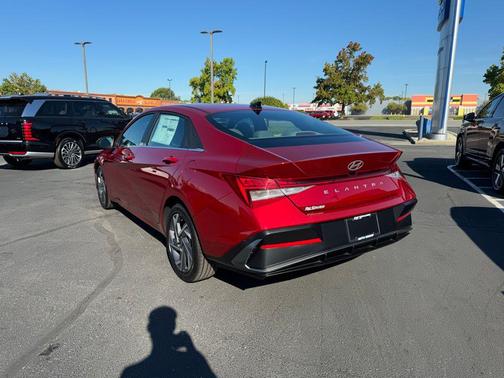 2025 Hyundai ELANTRA SEL