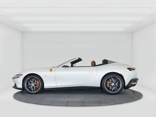 Bianco Italia 2024 Ferrari Roma Spider