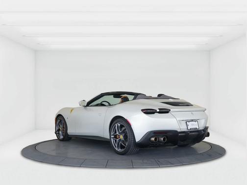 Bianco Italia 2024 Ferrari Roma Spider