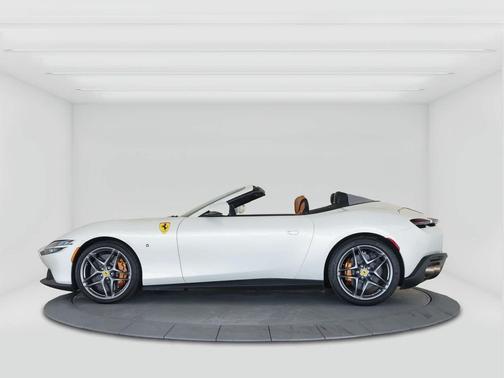 Bianco Italia 2024 Ferrari Roma Spider