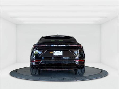 2022 Lamborghini Urus Pearl Capsule