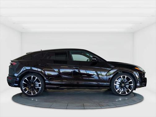 2022 Lamborghini Urus Pearl Capsule
