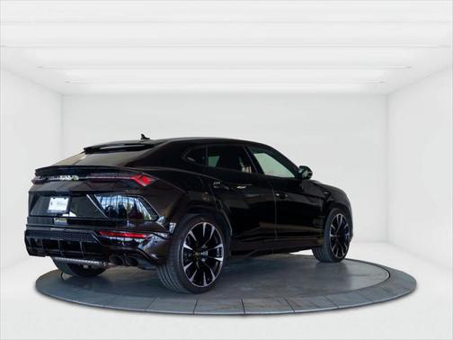 2022 Lamborghini Urus Pearl Capsule