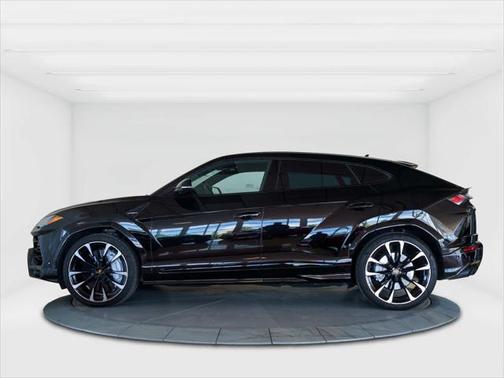 2022 Lamborghini Urus Pearl Capsule