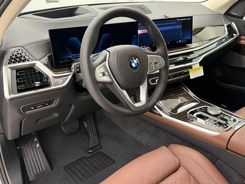 Skyscraper Grey Metallic 2027 BMW X7 xDrive40i