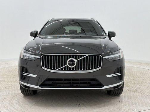 Pine Grey Metallic 2022 Volvo XC60 Recharge Plug-In Hybrid T8 Inscription Expression