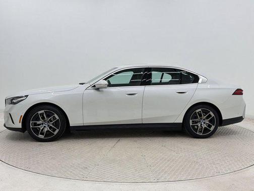 Mineral White Metallic 2024 BMW i5 eDrive40