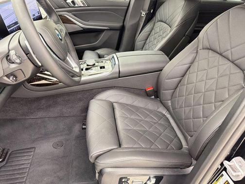 Black Sapphire Metallic 2024 BMW X7 xDrive40i