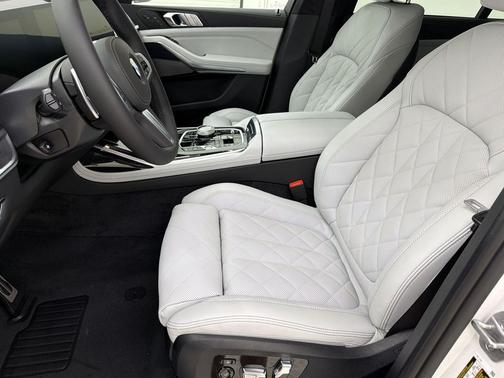 Mineral White Metallic 2027 BMW X7 xDrive40i