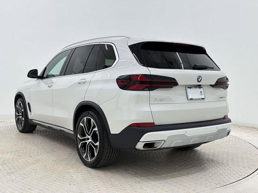 Mineral White Metallic 2025 BMW X5 PHEV xDrive50e