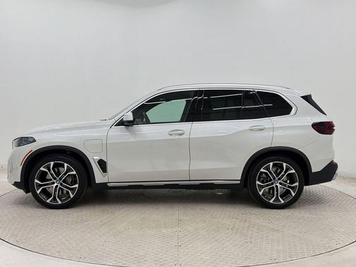 Mineral White Metallic 2025 BMW X5 PHEV xDrive50e