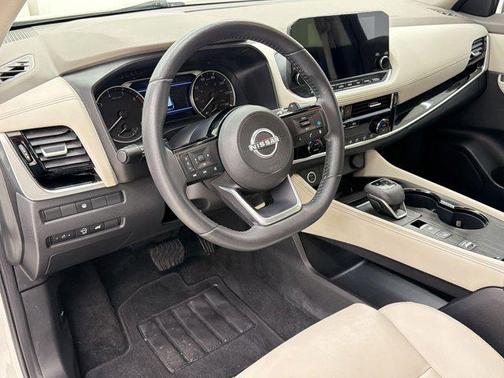 Pearl White Tricoat/Super Black 2023 Nissan Rogue SL
