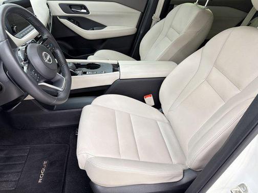 Pearl White Tricoat/Super Black 2023 Nissan Rogue SL