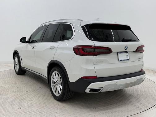 Mineral White Metallic 2022 BMW X5 sDrive40i
