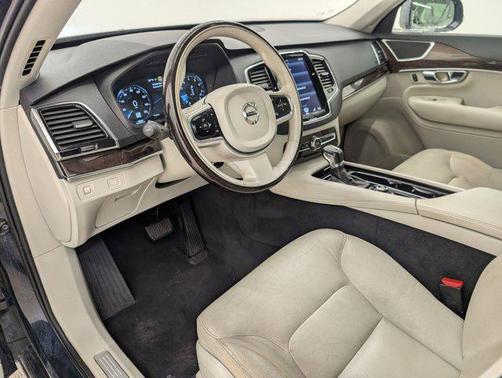 2016 Volvo XC90 T6 Momentum