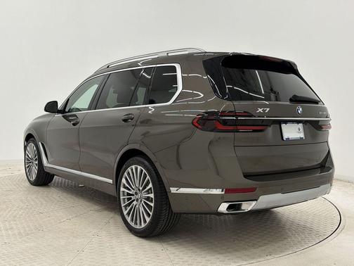 Manhattan Green Metallic 2027 BMW X7 xDrive40i