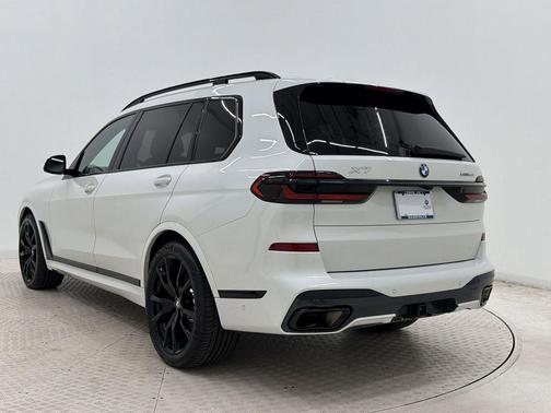 Mineral White Metallic 2024 BMW X7 xDrive40i