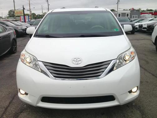 Super White 2013 Toyota Sienna XLE