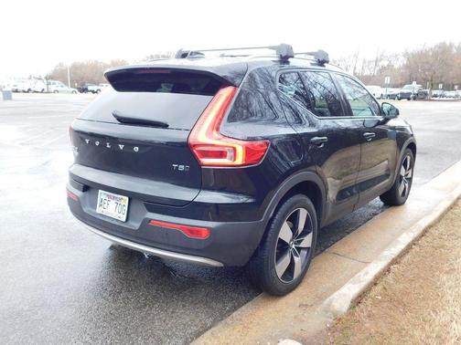 2022 Volvo XC40 T5 Momentum