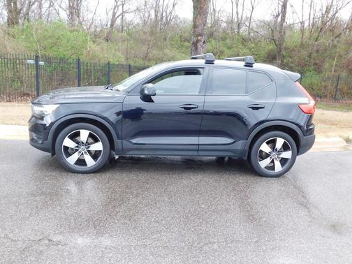 2022 Volvo XC40 T5 Momentum