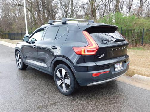2022 Volvo XC40 T5 Momentum