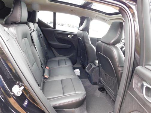 2022 Volvo XC40 T5 Momentum