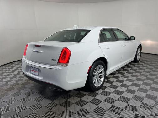 2018 Chrysler 300 Touring