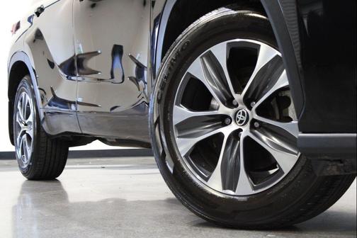 Midnight Black Metallic 2022 Toyota Highlander XLE