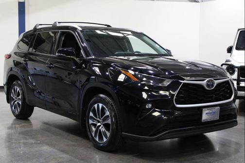 Midnight Black Metallic 2022 Toyota Highlander XLE