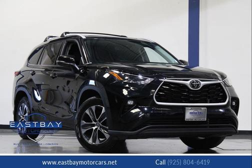 Midnight Black Metallic 2022 Toyota Highlander XLE