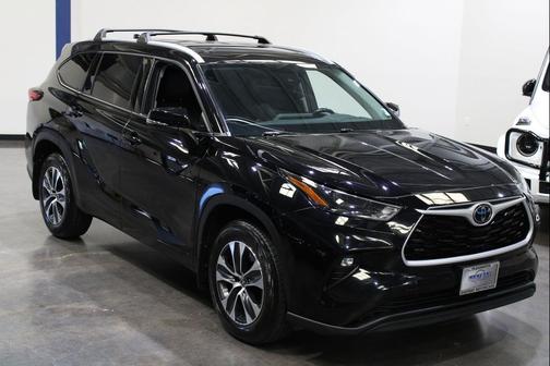 Midnight Black Metallic 2022 Toyota Highlander XLE