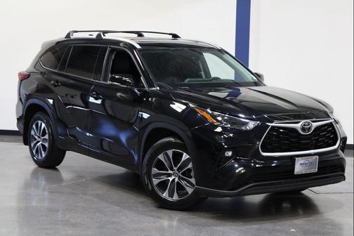 Midnight Black Metallic 2022 Toyota Highlander XLE