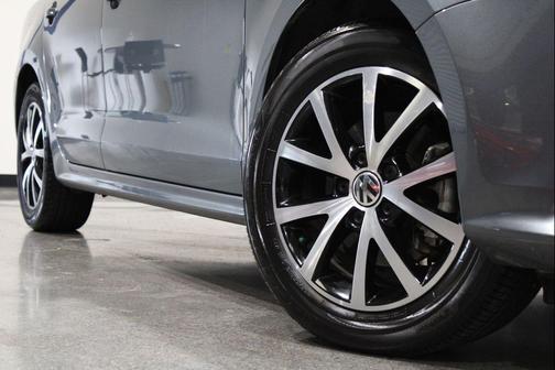 Platinum Gray Metallic 2017 Volkswagen Jetta 1.4T SE