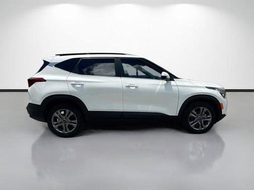 Snow White Pearl 2023 Kia Seltos S