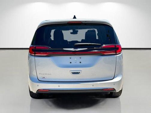 Silver Mist Clearcoat 2024 Chrysler Pacifica Touring-L