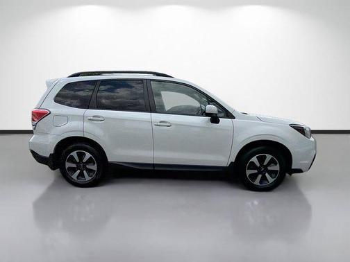 Crystal White Pearl 2017 Subaru Forester 2.5i Premium