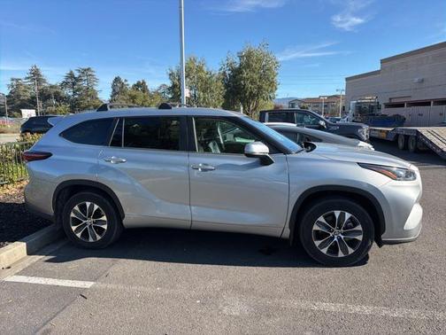 2024 Toyota Highlander Hybrid XLE