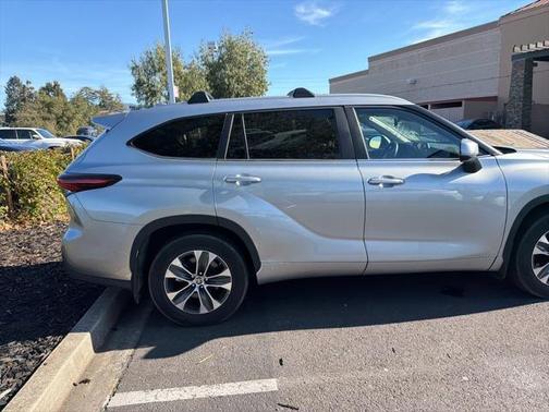 2024 Toyota Highlander Hybrid XLE