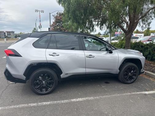 2022 Toyota RAV4 Hybrid SE