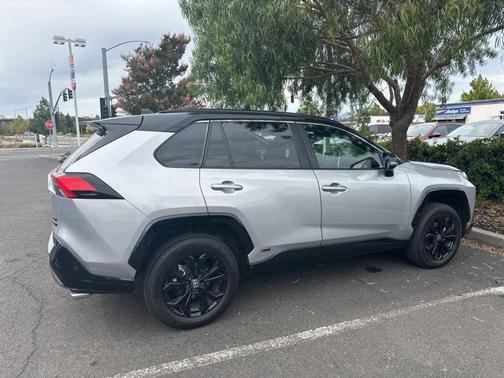 2022 Toyota RAV4 Hybrid SE