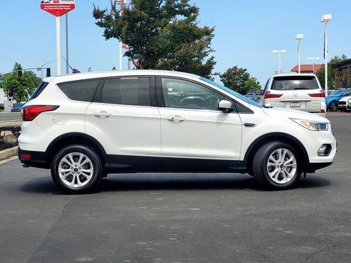 Oxford White 2019 Ford Escape SE