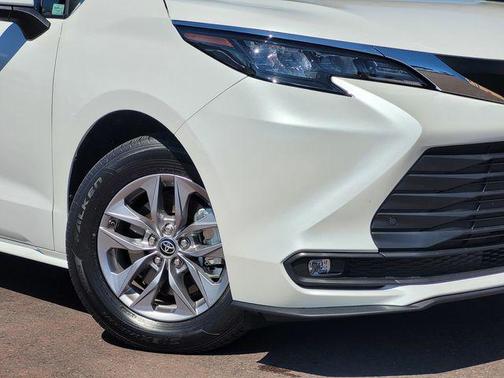 Wind Chill Pearl 2025 Toyota Sienna XLE