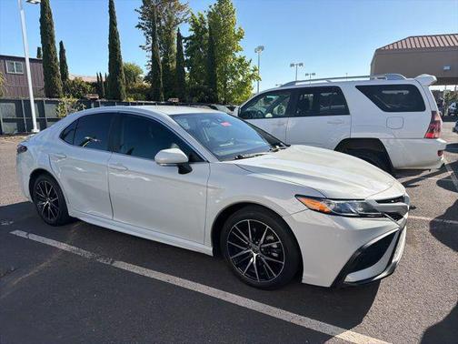 Ice 2022 Toyota Camry SE